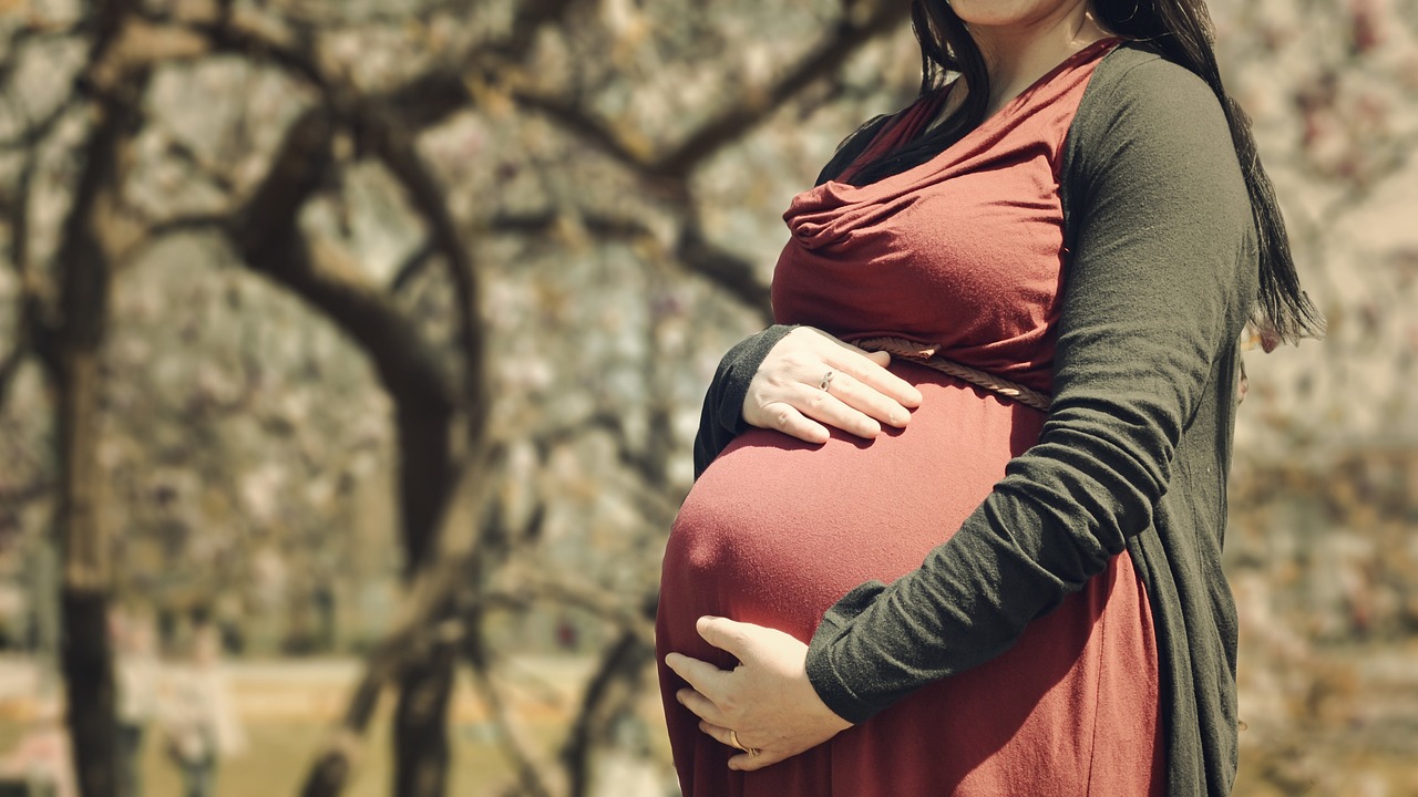 国医养生视角下的女性健康与适合女生喝的奶粉选择