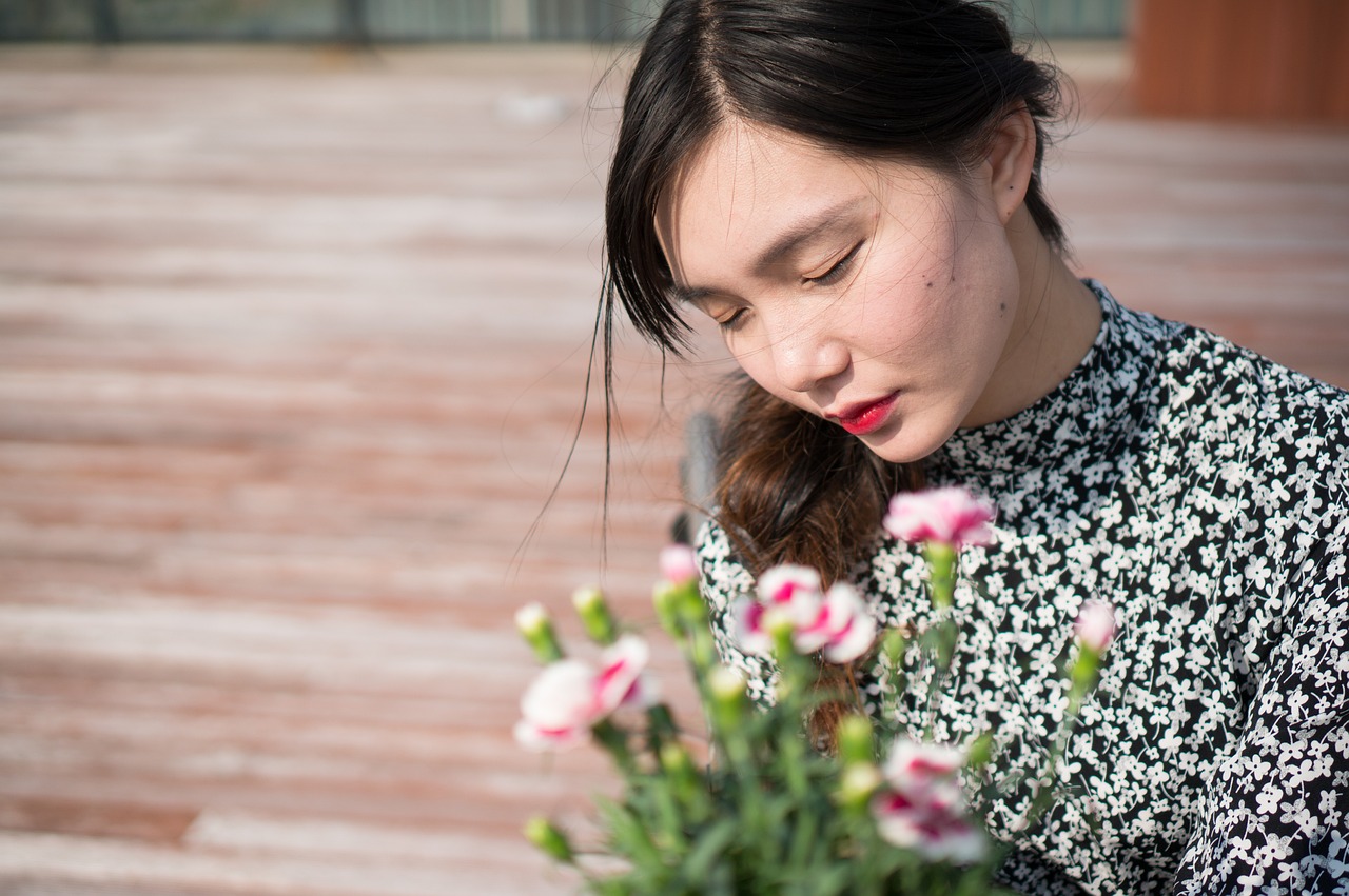 在苏州，一位穿着碎花裙的女生英勇地挺身而出，为正义发声。